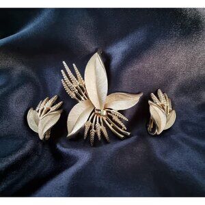 Rare Find Vintage Crown TRIFARI 1950s Signed Wheat and Leaf Leaves Brooch and Ea